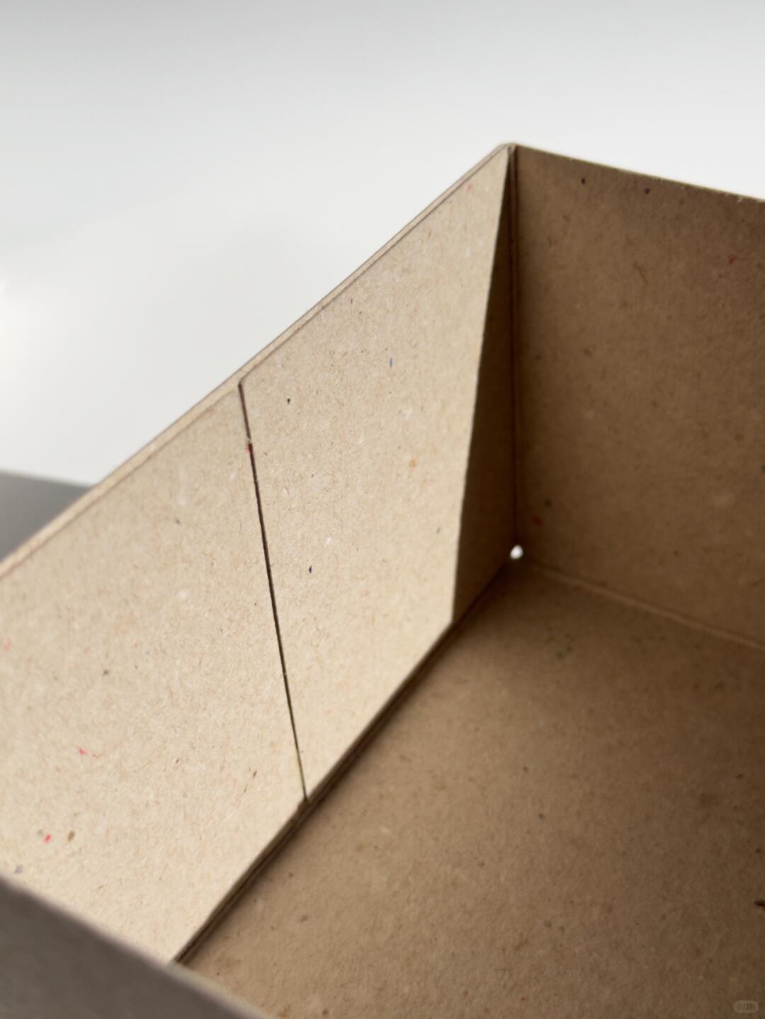 Interior and folding structure of the natural greyboard box