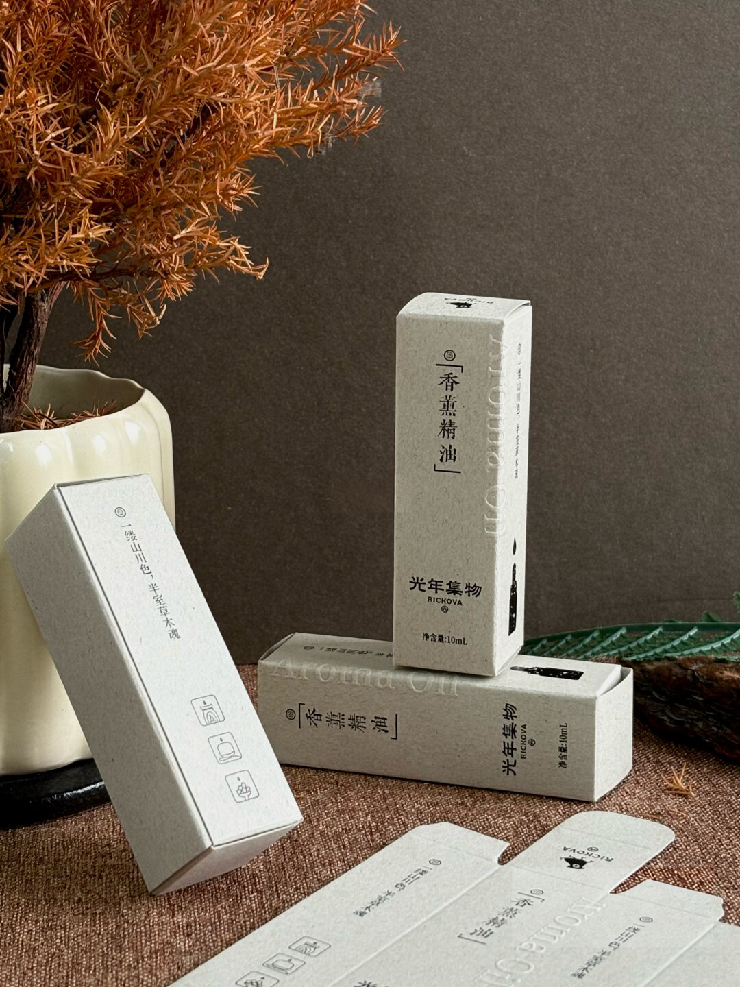 Fiber-Texture Essential Oil Folding Carton: upright essential-oil carton with textured light paper and dark vertical printing