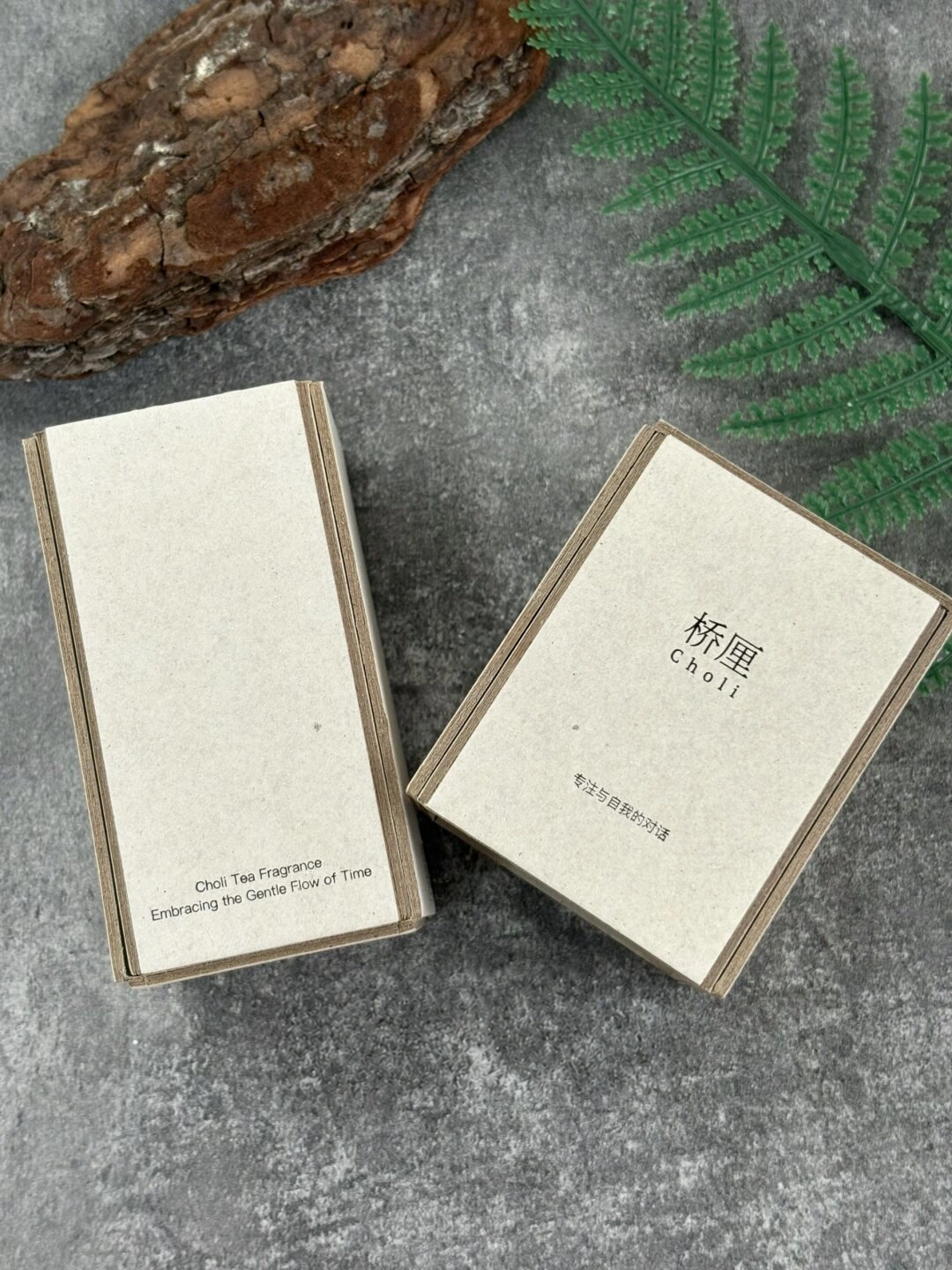 Natural White Lid-and-Base Gift Box with Board Edges: close-up of the dark lettering and paper surface