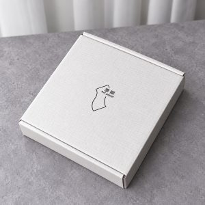 White Linen-Texture Paper Mailer Box: closed box showing the exterior printing and lid